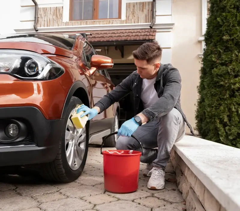 Lavage auto à domicile Saint-Laurent-de-Carnols : professionnel intervenant sur un véhicule